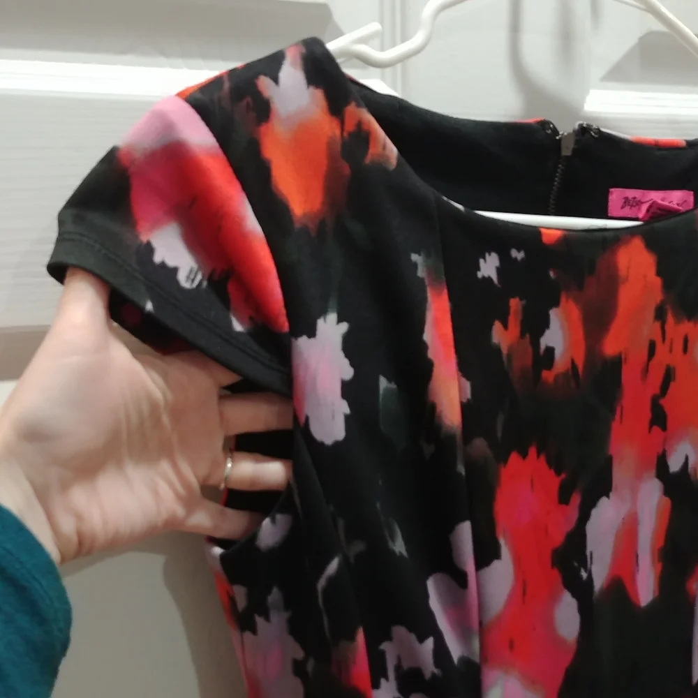 Betsey Johnson flirty abstract red & black swing dress w/ cap sleeves size 2